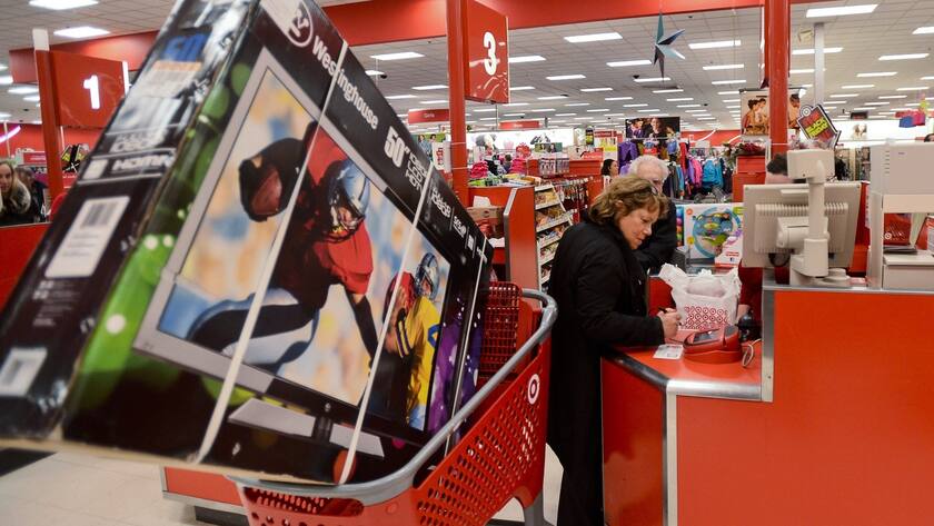 Eine Frau kauft einen Fernseher in dem amerikanischen Laden Target: In Amerika drückte die Inflation bis anhin stark.