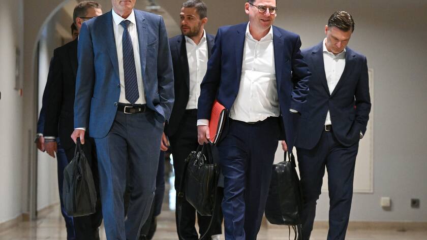 Hans-Joachim Watzke (l), Geschäftsführer von Borussia Dortmund und DFL-Aufsichtsratsvorsitzender, und Oliver Leki (2.v.r.), Finanzvorstand vom SC Freiburg und einer der beiden Geschäftsführer der DFL GmbH, sind auf dem Weg in die DFL-Mitgliederversammlung am Frankfurter Flughafen.