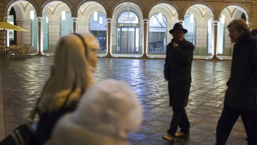 Passerbys stroll over Piazza Riforma square in front of a branch of Credit Suisse bank in Lugano in the canton of Ticino, Switzerland, pictured on November 5, 2009. (KEYSTONE/Martin Ruetschi)Passanten ueberqueren am 5. November 2009 vor der Filiale der Credit Suisse die Piazza Riforma in Lugano im Kanton Tessin. (KEYSTONE/Martin Ruetschi)