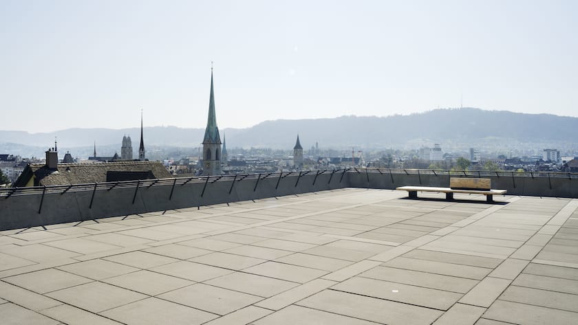 Die menschenleere Polyterrasse mit dem Turm der Predigerkirche, fotografiert waehrend der Corona-Pandemie am 7. April 2020 in Zuerich. (KEYSTONE/Christian Beutler)