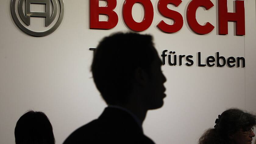 Bosch Logo mit Mann im Vordergrund