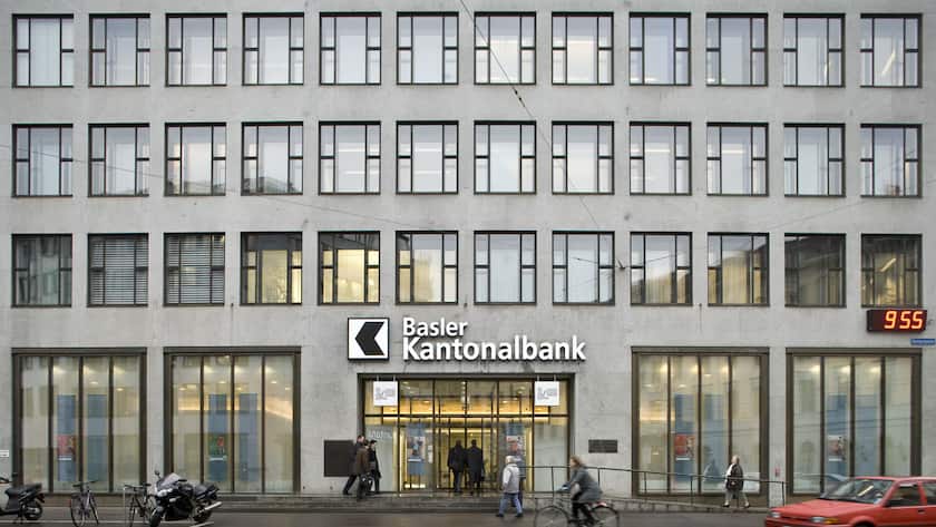 EDITORS NOTE: ALTER HAUPTSITZ - Kunden betreten am 19. Januar 2009 die Schalterhalle des Hauptsitzes der Basler Kantonalbank BKB an der Spiegelgasse in Basel. (KEYSTONE/Gaetan Bally)Customers enter the service hall of the Basler Kantonalbank BKB, the canton of Basel's state bank, in Spiegelgasse lane in Basel, Switzerland, pictured on January 19, 2007. (KEYSTONE/Gaetan Bally)