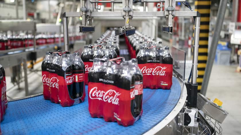 Coca-Cola-PET-Flaschen werden als Sechserpack zusammengeschweisst auf dem Foerderband durch die Coca-Cola-Abfuellanlage befoerdert, fotografiert am 7. September 2020 in Bruettisellen. (KEYSTONE/Gaetan Bally)