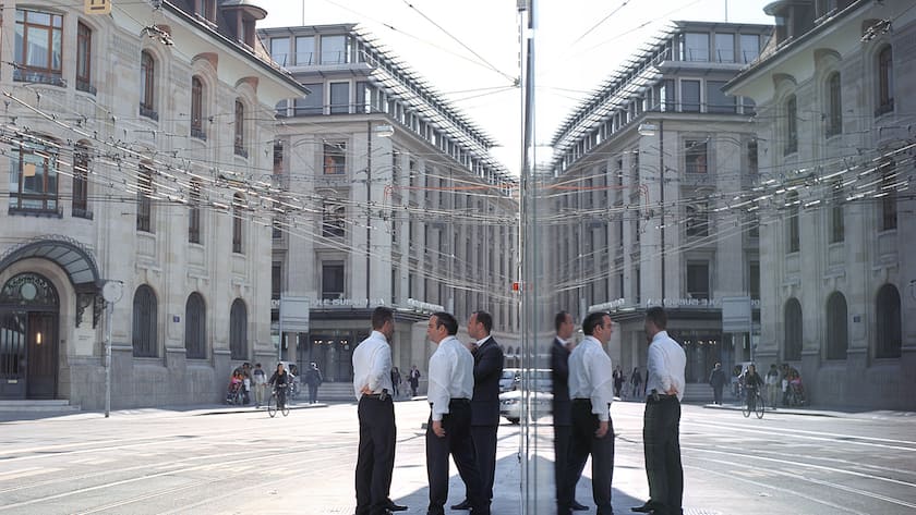 Businessmen chat in the streets of downtown Geneva, Switzerland, pictured on April 30, 2008. (KEYSTONE/ Martin Ruetschi)Geschaeftsleute unterhalten sich am 30. April 2008 in der Genfer Innenstadt. (KEYSTONE/ Martin Ruetschi)