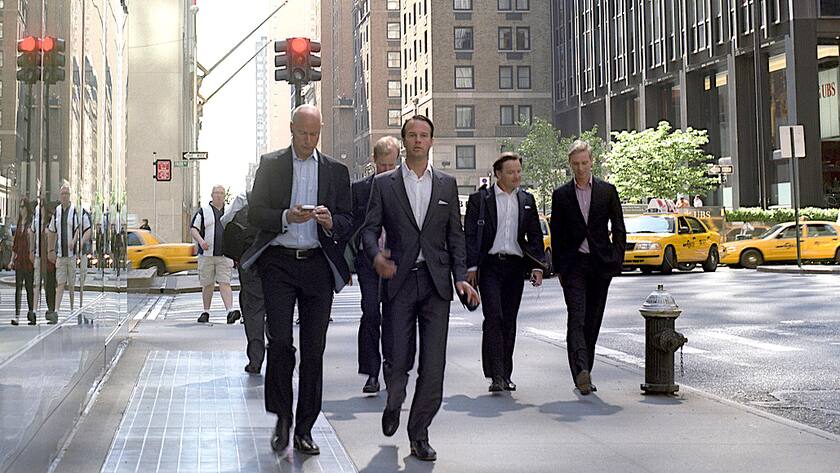 Passersby in front of UBS bank's branch on Park Avenue in New York City, USA, pictured on June 7, 2010. (KEYSTONE/Martin Ruetschi)Passanten vor dem Sitz der UBS AG an der Park Avenue in New York City, USA, aufgenommen am 7. Juni 2010. (KEYSTONE/Martin Ruetschi)