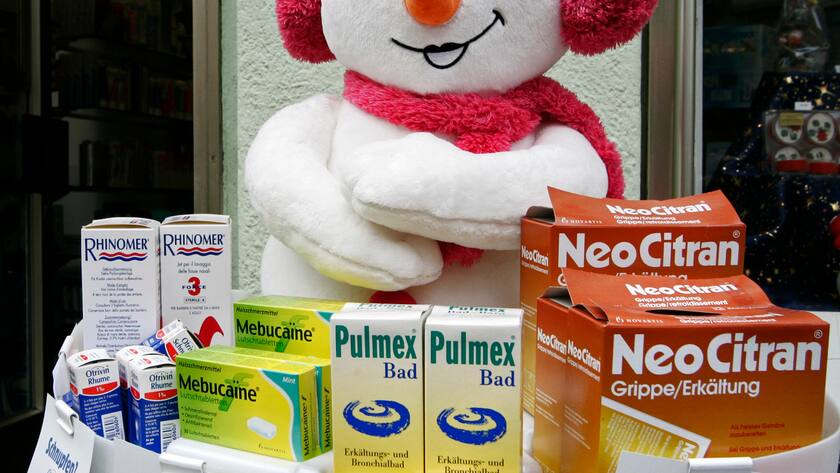 Eine Schneefrau preist Medikamente gegen Erkaeltung an vor einer Apotheke oder Drogerie am Dienstag, 6. Dezember 2005 in Zuerich. (KEYSTONE/Alessandro Della Bella) === , ===