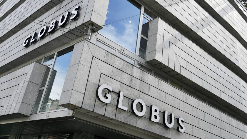 Globus Filiale in Zuerich am Freitag, 12. Mai 2017. Die Migros legt ihre Modeketten Globus, Herren Globus und Schild unter der Dachmarke Globus zusammen. Die Namen Schild und Herren Globus verschwinden. In der Zentrale in Spreitenbach fuehrt die Reorganisation zum Abbau von rund 80 der 400 Stellen. (KEYSTONE/Walter Bieri)