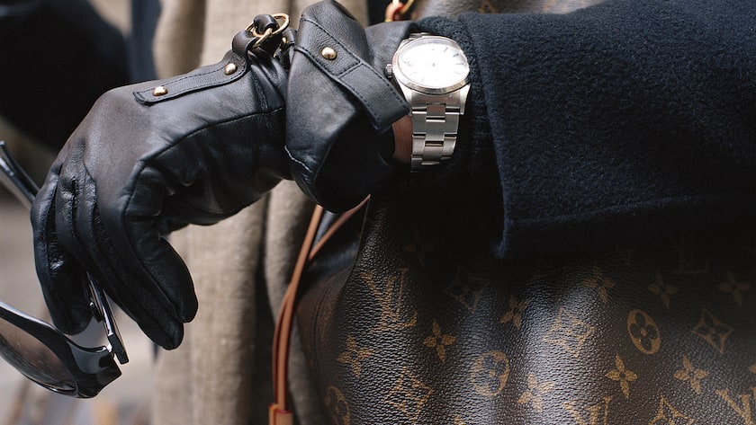 A woman with sunglasses in her hand wears black leather gloves, a Rolex watch around the wrist and a Louis Vuitton bag, pictured in March 2009 in Zurich, Switzerland. (KEYSTONE/Gaetan Bally)Eine Frau mit einer Rolex Uhr am Handgelenk traegt schwarze Lederhandschuhe, eine Tasche von Louis Vuitton und eine Sonnenbrille in der Hand, aufgenommen im Maerz 2009 in Zuerich. (KEYSTONE/Gaetan Bally)