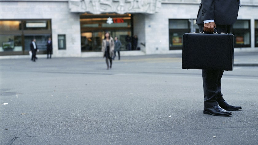 A business man stands in front of the UBS bank on Paradeplatz place in Zurich, Switzerland, pictured on October 13, 2008. (KEYSTONE/Gaetan Bally) Ein Geschaeftsmann steht am 13. Oktober 2008 vor der UBS auf dem Paradeplatz in Zuerich. (KEYSTONE/Gaetan Bally)