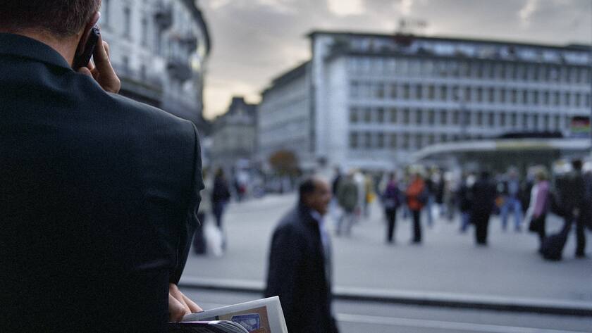 A business man makes a phone call on Paradeplatz place in Zurich, Switzerland, pictured on October 13, 2008. (KEYSTONE/Gaetan Bally) Ein Geschaftsmann telefoniert am 13. Oktober 2008 auf dem Paradeplatz in Zuerich. (KEYSTONE/Gaetan Bally)