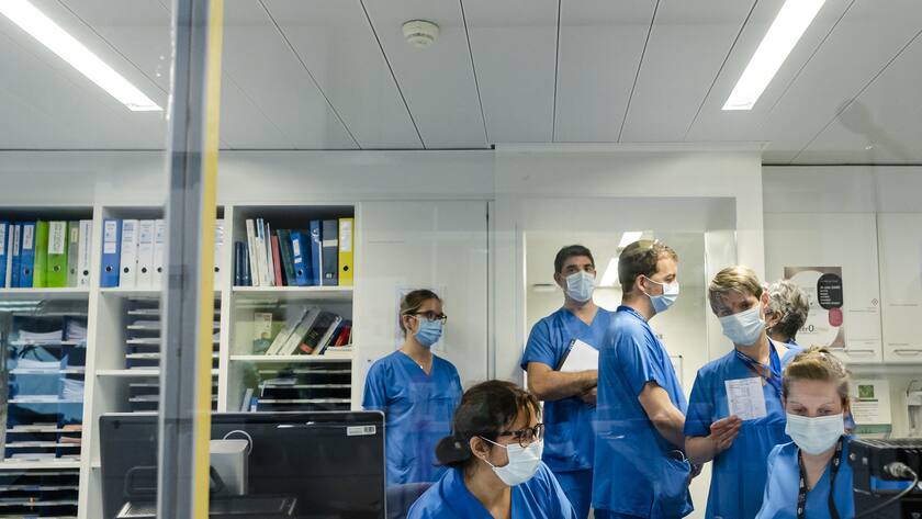 Medical personnel react in the intensive care unit of the hospital Pourtales site "Hopital Pourtales" during the coronavirus disease (COVID-19) outbreak in Neuchatel, Switzerland, Monday, March 23, 2020. (KEYSTONE/Jean-Christophe Bott)