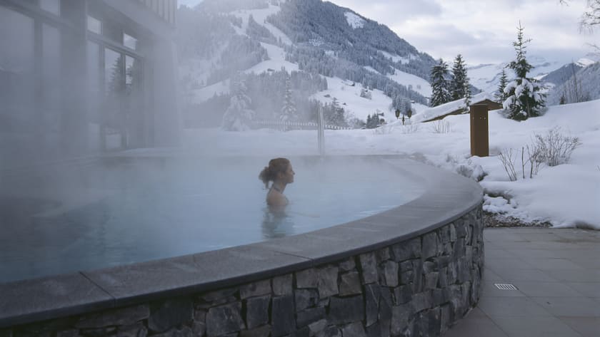A woman swims in an outdoor pool of the Hotel Gstaad Palace in Gstaad in the canton of Berne, Switzerland, pictured on February 9, 2009. (KEYSTONE/Gaetan Bally)Eine Frau badet am 9. Februar 2009 in einem Aussenbad des Hotels Gstaad Palace in Gstaad im Kanton Bern. (KEYSTONE/Gaetan Bally)
