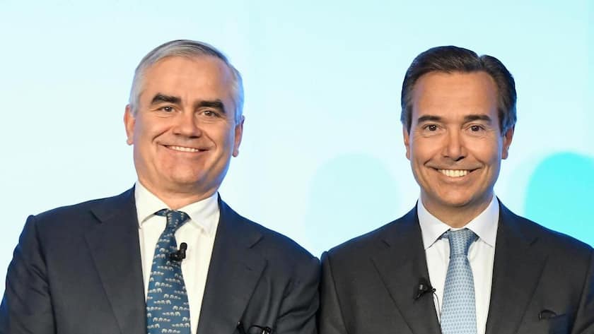 Im Bild sind die Banker Antonio Horta-Osorio und Thomas Gottstein vor hellblauem Hintergrund.