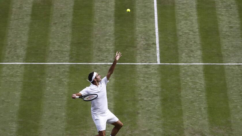 Roger Federer of Switzerland serves to Alexandr Dolgopolov of Ukraine during their first round match, at the Wimbledon Championships at the All England Lawn Tennis Club, in London, Britain, 04 July 2017. (KEYSTONE/Peter Klaunzer)