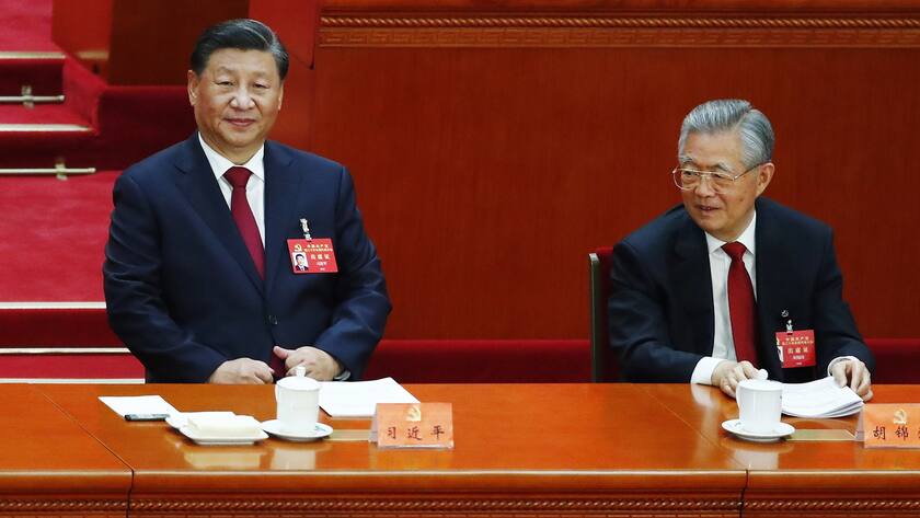 epaselect epa10246605 Chinese President Xi Jinping (L) sits beside former President Hu Jintao during the opening ceremony of the 20th National Congress of the Communist Party of China at the Great Hall of People in Beijing, China, 16 October 2022. The 20th National Congress of the Communist Party of China opens on 16 October where Chinese President Xi Jinping is expected to be granted a third five-year term. EPA/MARK R. CRISTINO