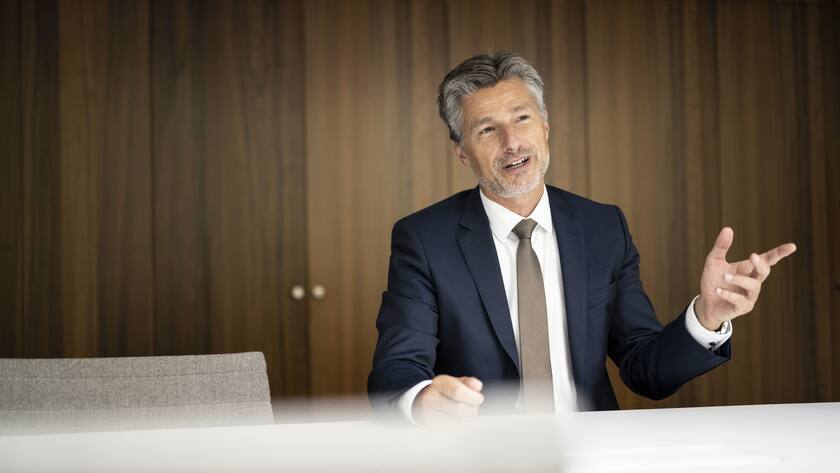 ZKB-CEO Urs Baumann eröffnet, dass die ZKB ab 1. Januar 2024 auf Gebühren für Konto und Debitkarte verzichten wird.