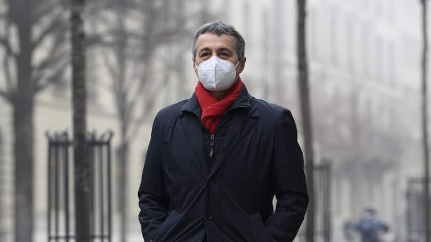 Bundespraesident Ignazio Cassis schreitet zu den Von-Wattenwyl-Gespraechen, am Freitag, 4. Februar 2022, vor dem Bernerhof, in Bern. (KEYSTONE/Anthony Anex)