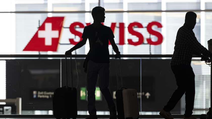 Menschen warten am Flughafen auf ihren Abflug in die Ferien, aufgenommen am Freitag, 8. Juli 2022 auf dem Flughafen in Zuerich. (KEYSTONE/Ennio Leanza)