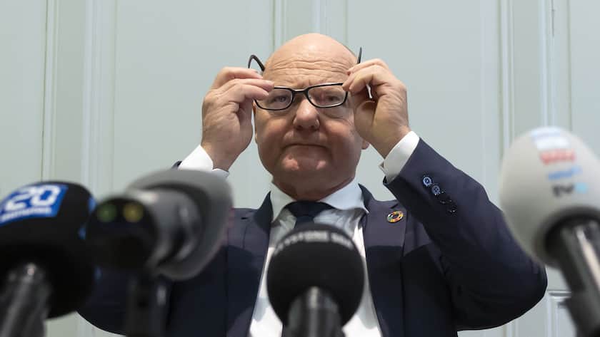 BFS-Chef Georges-Simon Ulrich musste sich vor den Medien rechtfertigen.