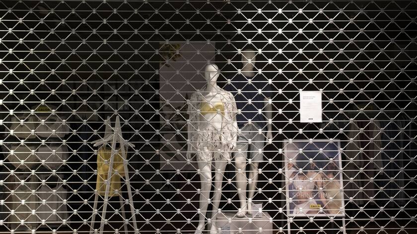 Schaufensterpuppen und vergitterte Laeden, am Mittwoch, 18. Maerz 2020, in St. Gallen. Seit Montag gilt wegen der Coronavirus-Epidemie in der Schweiz die "ausserordentliche Lage". Alle Laeden, Restaurants, Bars sowie Unterhaltungs- und Freizeitbetriebe bleiben bis am 19. April 2020 geschlossen. (KEYSTONE/Gian Ehrenzeller)