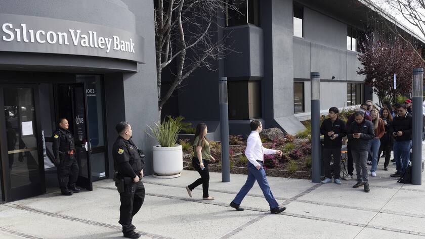 Igor Fayermark (C) von der FDIC verlässt den Hauptsitz der Silicon Valley Bank in Santa Clara, Kalifornien, am Montag, den 13. März 2023. Die Bundesregierung hat am Sonntag eingegriffen, um die Abhebung von Einlagen bei der Silicon Valley Bank nach dem Zusammenbruch der Bank zu sichern. Dutzende von Menschen standen vor der Bank Schlange, um Geld abzuheben.