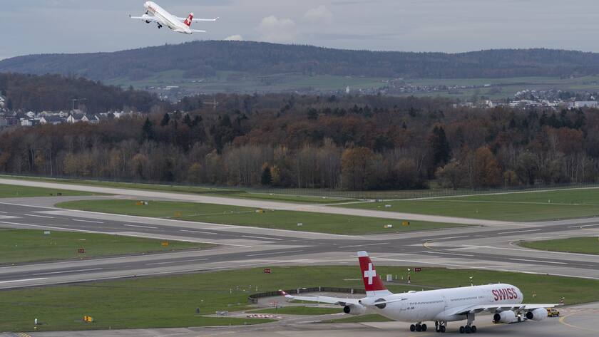 Ein Flugzeug der Fluggesellschaft SWISS hebt vom Flughafen Zuerich Kloten ab, unter der Kontrolle von Skyguide-Mitarbeitern, die sich im Kontrollturm des Flughafens aufhalten, aufgenommen am Mittwoch, 23. November 2022. Im Tower am Flughafen Zuerich ueberwachen Flugverkehrsleiter der Skyguide die Starts und Landungen und den Flugverkehr in unmittelbarer Naehe des Flughafens Zuerich, in der Kontrollzone mit einem Radius von etwa 20 km um den Flughafen. (KEYSTONE/Gaetan Bally)