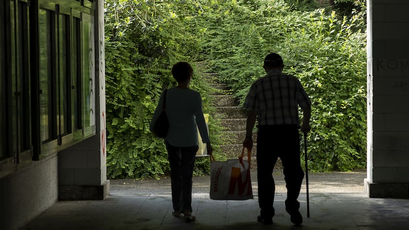 Eine Frau und ein Mann transportieren ihre Einkäufe (KEYSTONE/Salvatore Di Nolfi)