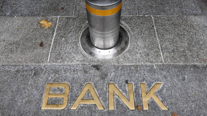 Ein Poller blockiert den Eingang zur Bank UBS in Zuerich am Donnerstag, 20. November 2008. (KEYSTONE/Alessandro Della Bella)