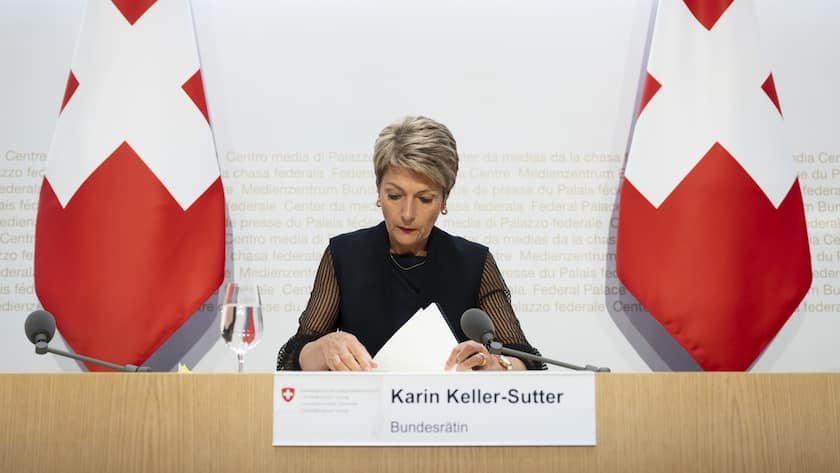 Bundesraetin Karin Keller-Sutter, liest ihre Notizen kurz vor einer Medienkonferenz ueber das Thema "Eckwerte Voranschlag 2024 und Finanzplan 2025 ? 2027", am Mittwoch, 28. Juni 2023, im Medienzentrum Bundeshaus in Bern. (KEYSTONE/Anthony Anex)