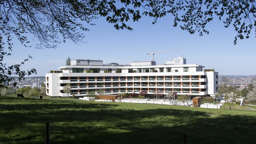 Blick auf das Hotel Atlantis, aufgenommen am Dienstag 14. April 2020 in Zuerich. Das Fuenf-Sterne-Hotel plant eine Schliessung wegen der Kostenstruktur und die wegen der Corona-Krise sich rasch verschlechternde wirtschaftliche Situation. (KEYSTONE/Ennio Leanza)