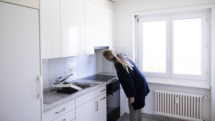 Eine Interessentin betrachtet die Kueche waehrend einer Wohnungsbesichtigung in einer Wohnung der Liegenschaften Stadt Zuerich (LSZ) am Dienstag, 28. Maerz 2023 in Zuerich. (KEYSTONE/Michael Buholzer)