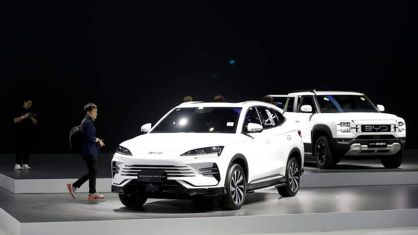 epa11985113 Members of the media inspect Chinese automaker BYD Sealion 6 (L) and Shark 6 (R) electric vehicles during a media preview at the 46th Bangkok International Motor Show 2025 automobile showcase in Nonthaburi, on the outskirts of Bangkok, Thailand, 24 March 2025. A total of 54 leading brands from the world's major automakers are attending to exhibit and unveil their automotive products and technology, including new electric vehicles, at the annual automobile showcase EPA/RUNGROJ YONGRIT