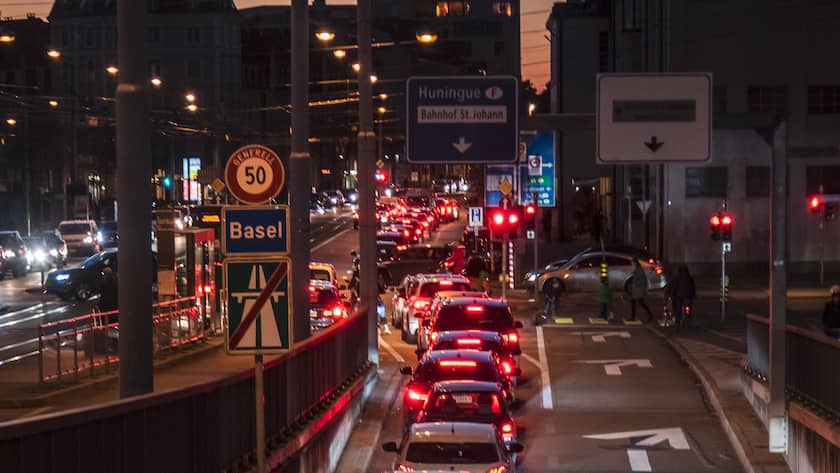 Abendlicher Stau auf der Dreirosenbruecke in Basel, am Donnerstag, 16. Januar 2020. (KEYSTONE/Georgios Kefalas)