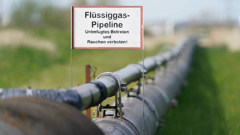 Blick auf eine Flüssiggas-Pipeline am Nordsee Gas Terminal in Schleswig-Holstein, Brunsbüttel.