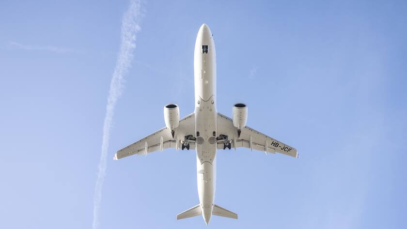 Ein Airbus A220-300 der Swiss International Airlines befindet sich im Landeanflug auf den Flughafen Zuerich, fotografiert am Donnerstag, 27. Januar 2022 in. (KEYSTONE/Christian Beutler)