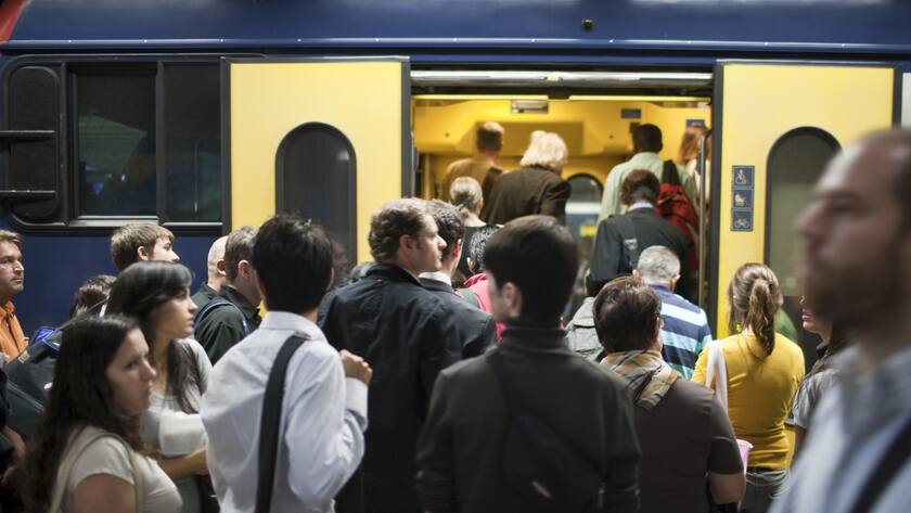 Zug-Passagiere steigen ein