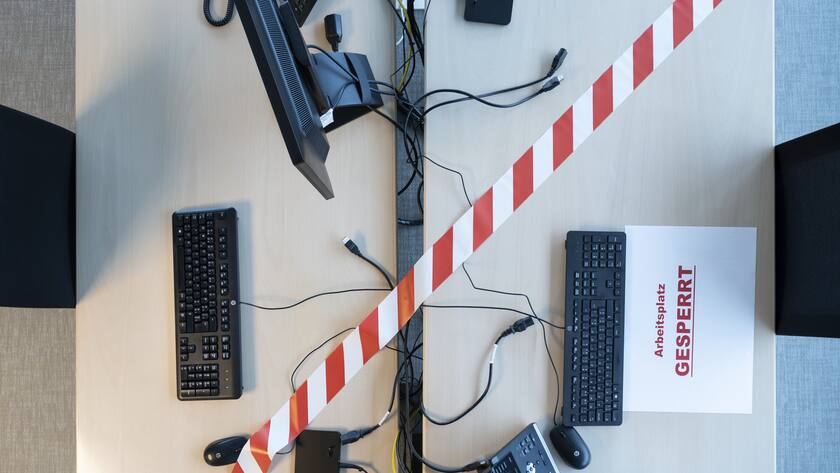 Fast alle Mitarbeitenden einer Firma arbeiten von zu Hause aus, im Bild gesperrte Arbeitsplaetze, fotografiert am 14. Januar 2021 in Bern. Per Verordnung des Bundesrates vom 13. Januar 2021 gilt ab Montag, 18. Januar 2021, die Home-Office-Pflicht. Arbeitgeber sind verpflichtet, Home-Office ueberall dort anzuordnen, wo dies aufgrund der Art der Aktivitaet moeglich und mit verhaeltnismaessigem Aufwand umsetzbar ist. (KEYSTONE/Gaetan Bally)