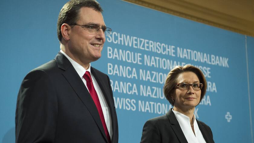 SNB: Nationalbankpraesident Thomas Jordan und Andrea Maechler, Mitglied des Direktoriums, von links, praesentieren die Geldpolitische Lagebeurteilung der SNB, am Donnerstag, 10. Dezember 2015, in Bern. Wie die Schweizerische Nationalbank SNB bekannt gab, betraegt der Negativzins weiterhin 0,75 Prozent. Die SNB rechnet fuer 2015 wie bisher mit einem Wachstum von knapp 1 Prozent. Fuer 2016 geht sie von einem Wachstum von rund 1,5 Prozent aus.(KEYSTONE/Lukas Lehmann)..