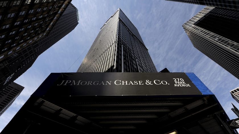 epa01699538 A view a sign at a JPMorgan Chase building in New York, New York, USA, on 16 April 2009. JPMorgan Chase reported a net profit of 2.1 billion dollars, better than predicted earnings, in the first quarter of 2009, which experts are seeing as a sign of recovery in the banking sector. EPA/JUSTIN LANE