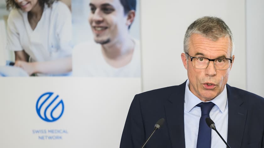 Lorenz Hess, President du Conseil d'administration de Visana, parle lors d'une conference de presentation d'une premiere organisation de soins integres de Suisse pour la region de l'Arc jurassien en proposant un nouveau modele d'assurance de base alternative le vendredi 28 octobre 2022 a Moutier. (KEYSTONE/Jean-Christophe Bott)