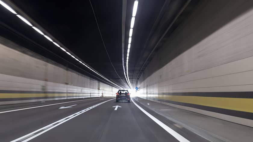 Der Verkehr rollt auf der Autobahn A2 durch den Gotthard-Strassentunnel in Richtung Norden und faehrt aus dem Gotthard-Strassentunnel heraus, aufgenommen vom Beifahrersitz eines fahrenden Autos am Montag, 10 Juli 2023 in Goeschenen. (KEYSTONE/Gaetan Bally)