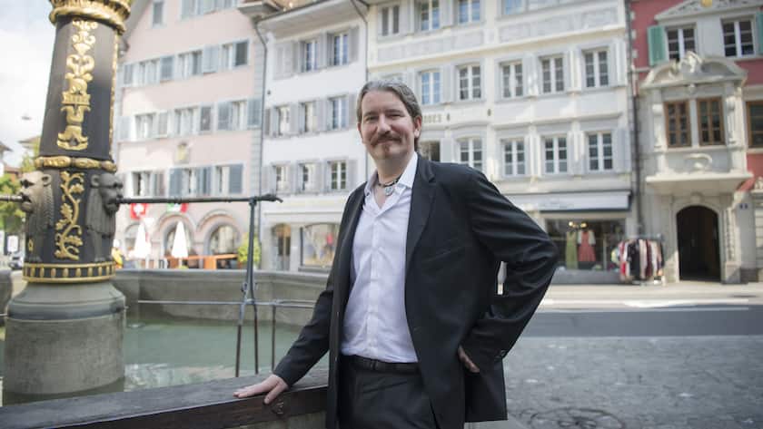 Der CEO von Bitcoin Suisse Niklas Nikolajsen posiert anlaesslich der ersten Bitcoin Transaktion in einer Stadtverwaltung am Freitag, 1. Juli 2016, in der Stadtverwaltung der Stadt Zug. (KEYSTONE/Urs Flueeler)