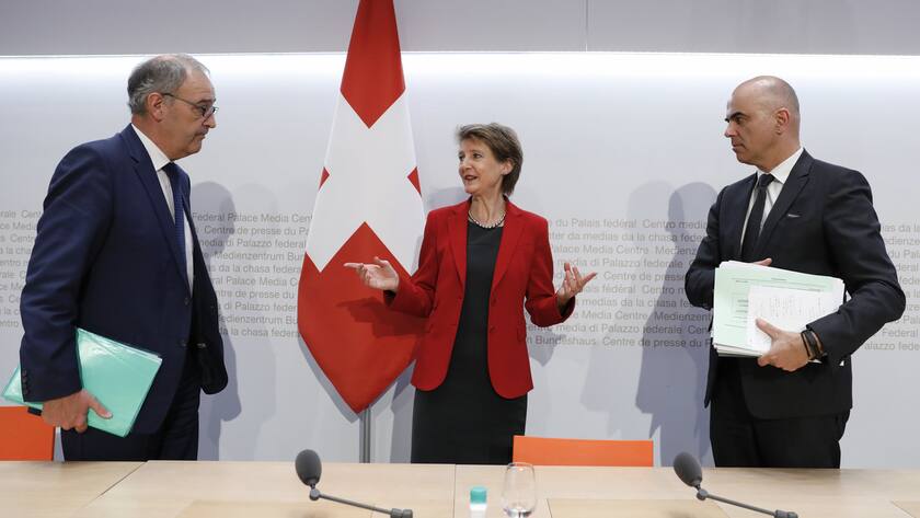 Bundespraesidentin Simonetta Sommaruga, Mitte, diskutiert mit Bundesrat Alain Berset, rechts, und Bundesrat Guy Parmelin, links, am Ende einer Medienkonferenz des Bundesrates ueber die Situation des Coronavirus, am Mittwoch, 8. April 2020 in Bern. (KEYSTONE/Peter Klaunzer)