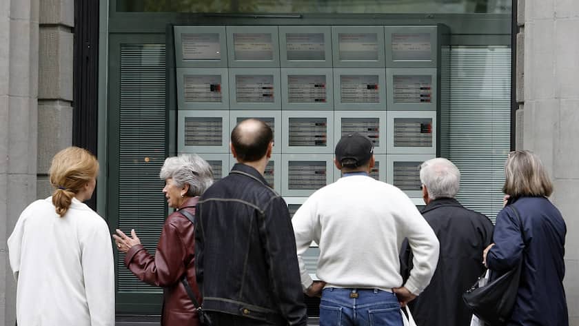 Menschen schauen sich Aktienkurse an