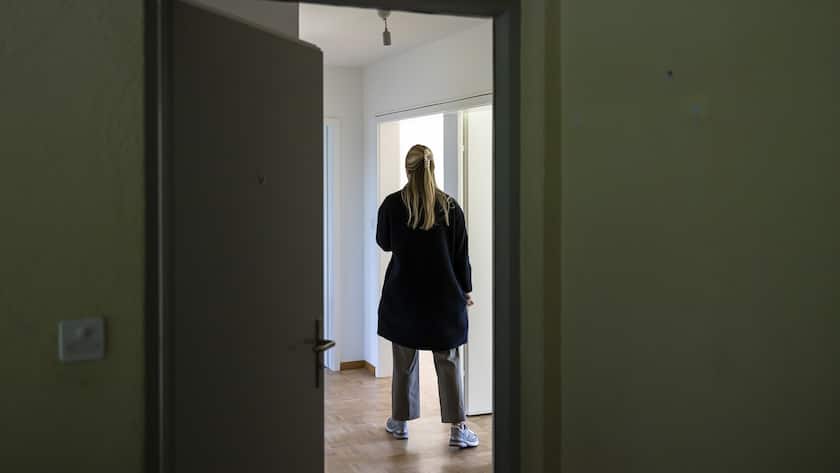 Eine Interessentin waehrend einer Wohnungsbesichtigung in einer Wohnung der Liegenschaften Stadt Zuerich (LSZ) am Dienstag, 28. Maerz 2023 in Zuerich. (KEYSTONE/Michael Buholzer)