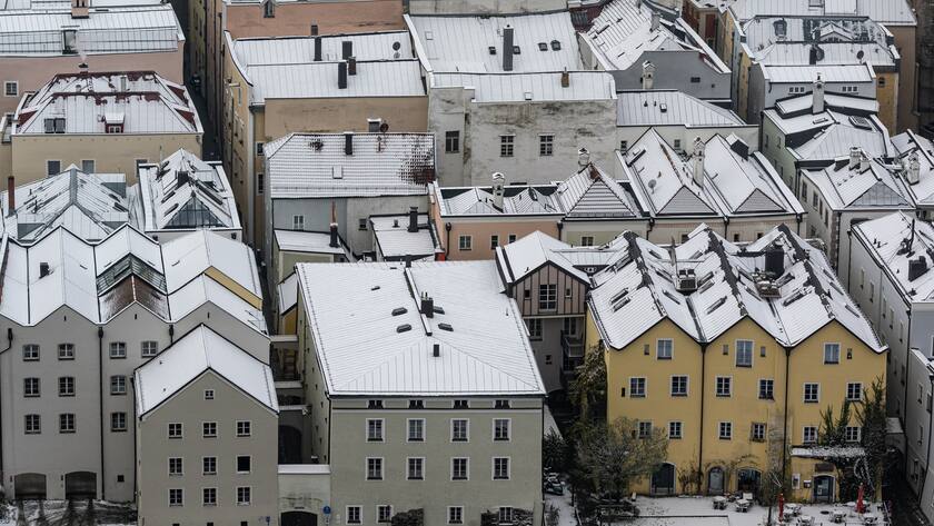 03.12.2020, Bayern, Passau: Mit Schnee bedeckte Häuser in der Altstadt. Die Inzidenz, also die Zahl der Neuinfektionen pro 100 000 Einwohner binnen sieben Tagen, lag in Passau in den vergangenen Tagen teils bundesweit am höchsten. Foto: Armin Weigel/dpa +++ dpa-Bildfunk +++ (KEYSTONE/DPA/Armin Weigel)