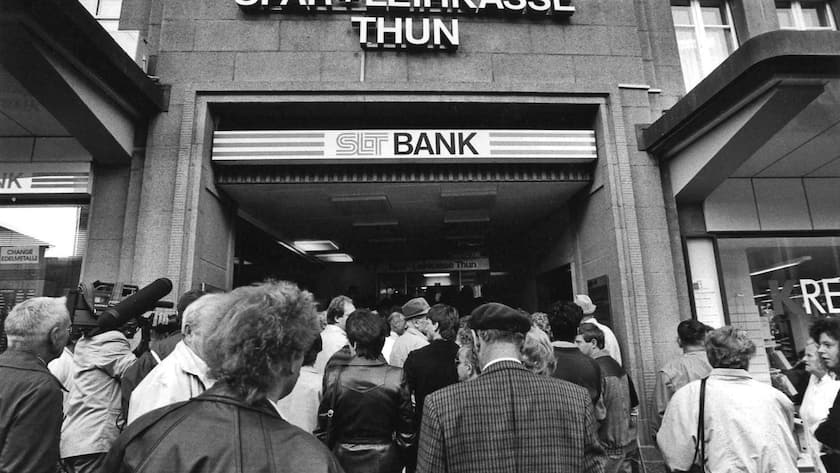 Anstehen im Herbst 1991: Kunden der SLT bangen um ihre Ersparnisse.