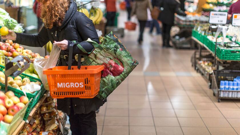 A customer with a shopping basket takes a lemon from the shelf, pictured on March 5, 2013, at the Migros branch in Baden, Switzerland. Migros is Switzerland's the largest retail company. (KEYSTONE/Gaetan Bally) Eine Kundin mit einem Einkaufskorb nimmt eine Zitrone aus dem Regal, aufgenommen am 5. Maerz 2013 in der Migros-Filiale in Baden. (KEYSTONE/Gaetan Bally)