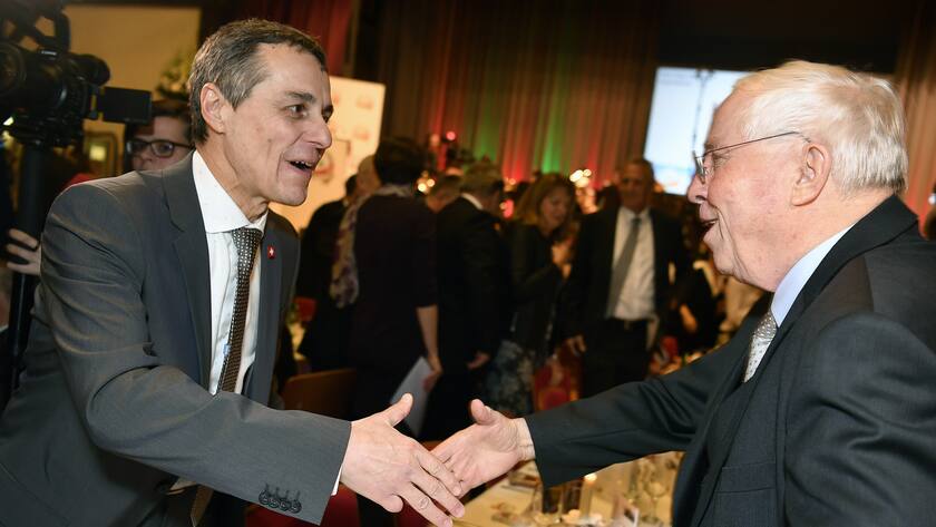 Alt Bundesrat Christoph Blocher, rehts, und Bundesrat Ignazio Cassis, links, bei der 30. Albisgueetli-Tagung der Zuercher SVP in Zuerich am Freitag, 19. Januar 2018. (KEYSTONE/Walter Bieri)