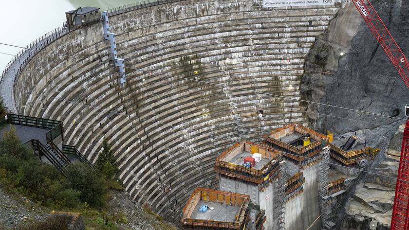 Die ersten 50 Meter der neuen Spitallamm-Staumauer, die an der Grimsel im Berner Oberland gebaut wird, fotografiert am 16. September 2022. Die Kraftwerke Oberhasli, KWO, ersetzen die bestehende Staumauer Spitallamm durch eine neue Staumauer. Die alte Mauer ist renovierungsbeduerftig, wird aber erhalten und geflutet.
